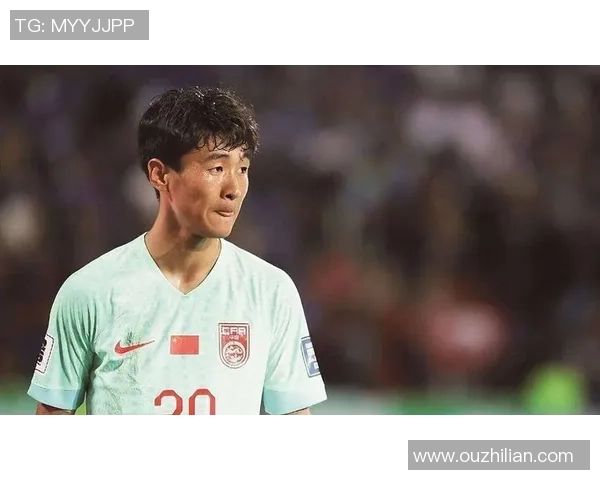 足球明星因争议判罚情绪失控一脚踢晕裁判引发赛场风波 足球明星因争议判罚情绪失控一脚踢晕裁判引发赛场风波